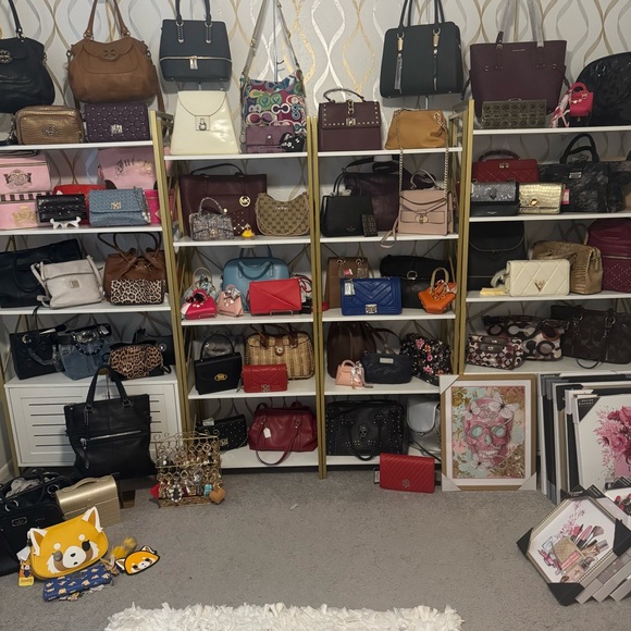 LET’S PARTY! LIVE 🎉MASSIVE BAGS,JEWELRY, MENS 👜 M,W,F 6:00 MST  7:00 CT 8:00 ET - Picture 4 of 15